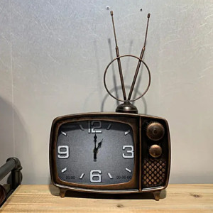 Винтажные металлические часы в форме телевизора